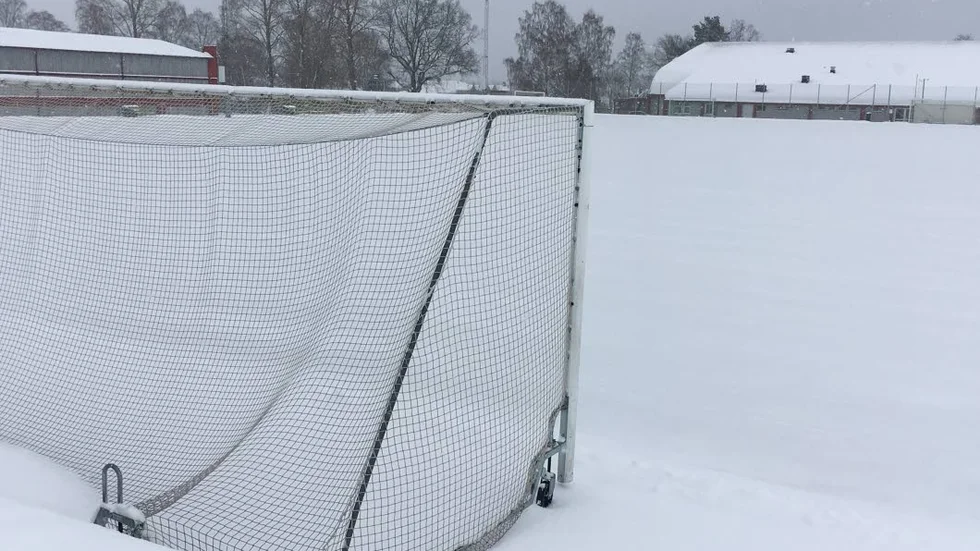 Snötäcke. Det är svårt för många lag att genomföra sina träningsmatcher.