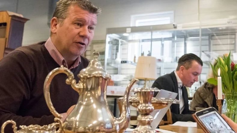 Silver. Här granskar Tom Österman och Mattias Schörling antika föremål på Västerviks Auktionsbyrå.