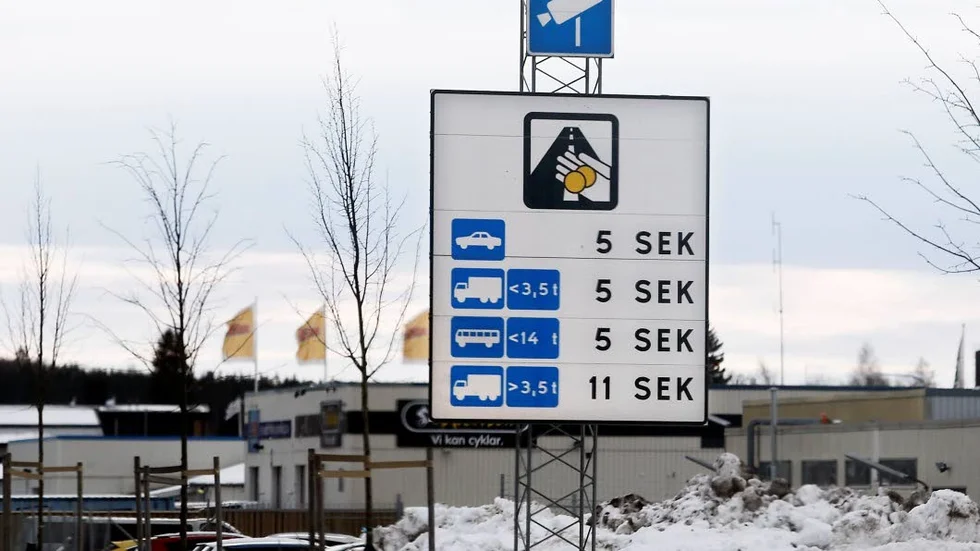 Det kostar att köra över Motalabron, men alla vill inte betala.