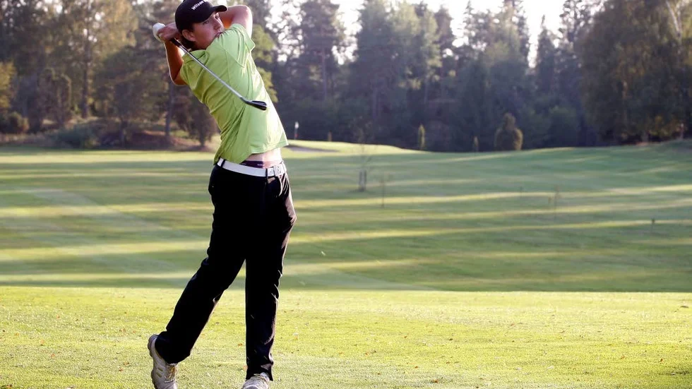 Johannes Axell gick fem under par på den andra rundan av South african stroke championship.