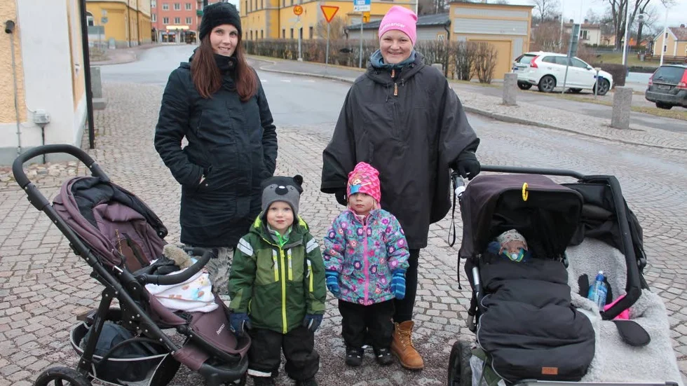 Mikaela Karlsson och Carolina Palmquist, här med barnen Oliver Vesterdahl och Liv och Bosse Törnqvist, gillar förslagen som anger att det ska bli förbjudet att röka på allmänna platser.