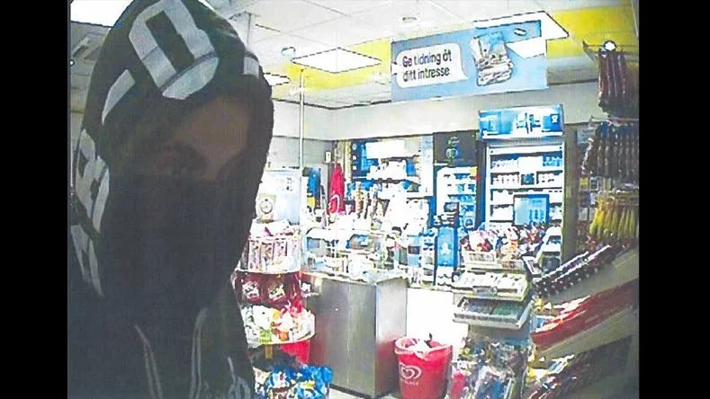 Rånaren. Här är polisens bild från övervakningskameran på Pressbyrån i Gamleby.