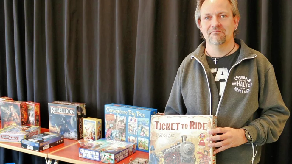 Fredrik Lindström, orförande i Västerviks Brädspelsförening, visar här upp spelet Ticket To Ride. Foto: Liselotte S Johansson