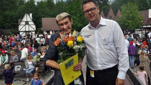 Gunilla Bergström tillsammans med Mikael Ahlerup, vd för Astrid Lindgrens Värld.