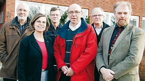 Sex nöjda politiker utanför kommunkontoret i Österbymo. Fr v Sverre Moum (m), Åtvidaberg, Inga Arnell Lindgren (c), Ydre, Wolmar Unemo (c), Ödeshög, Per-Arne Larsson (s), Boxholm, Lennart Haraldsson (s), Åtvidaberg, och Anders Ljung (c), Kinda.