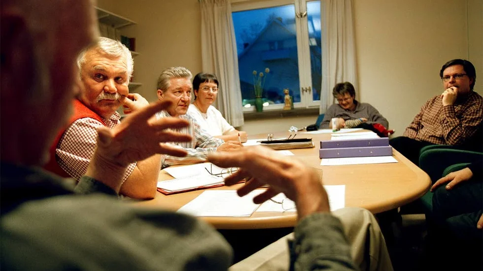 Förhandlingar. Göran Olsson, Leif Lundin, Bernt Vidbäck, Annika Vidbäck, Pia Tingvall och Nils-Erik Gustavsson diskutetar Kindapartiets framtid.