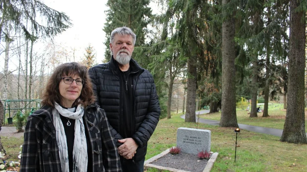 Ny minnesplats. Lotta Damm och Bo Wretman visar den nya minnesplatsen "Till minne av den som vilar på annan plats".