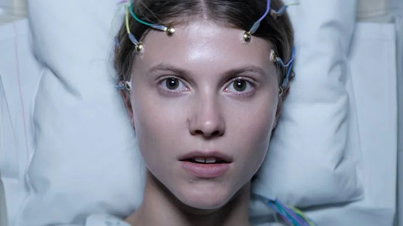 Verklighet i bitar. Thelma (Eili Harboe) drabbas av konstiga anfall och genomgår en utredning med mystiskt utfall.
Foto: Triart film