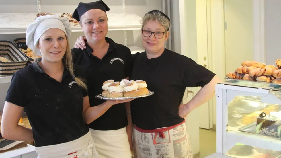 Gillar skiftet. Anställda på Wienerbageriet mötte fettisdagen med lättade sinnen efter beskedet om ägarskifte. Fr v Emelie Karlsson, Johanna Möckelström och Jajjan Karlsson
