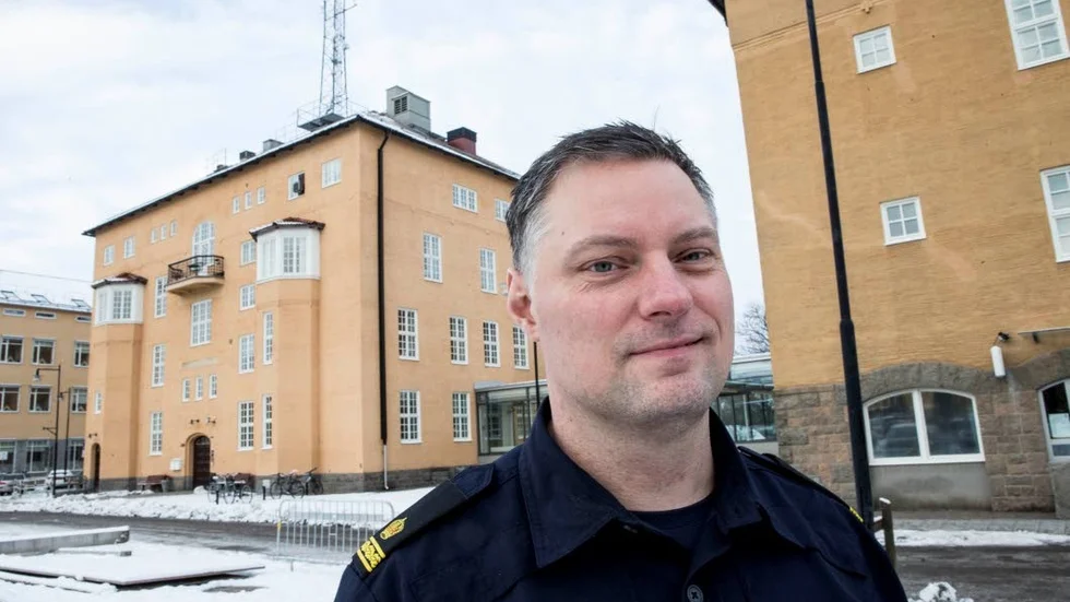 Redo igen. Michal Mosckicki är på väg in som befäl vid  östgötapolisens regionledningscentral.