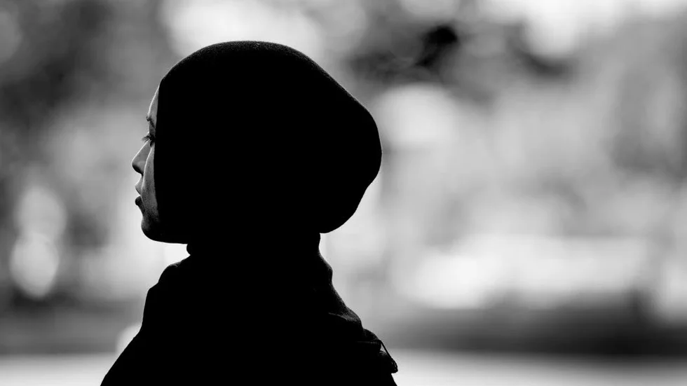Förtrycksymbol. Tjejer och kvinnor får uppgiften att täcka sig och följa regler som inte gäller för killar och män. Vidrigt, anser Samira. (Personen på bilden är inte Samira, och Samira heter i verkligheten något annat.)