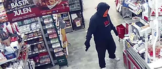 Rånare jagade anställda med yxa