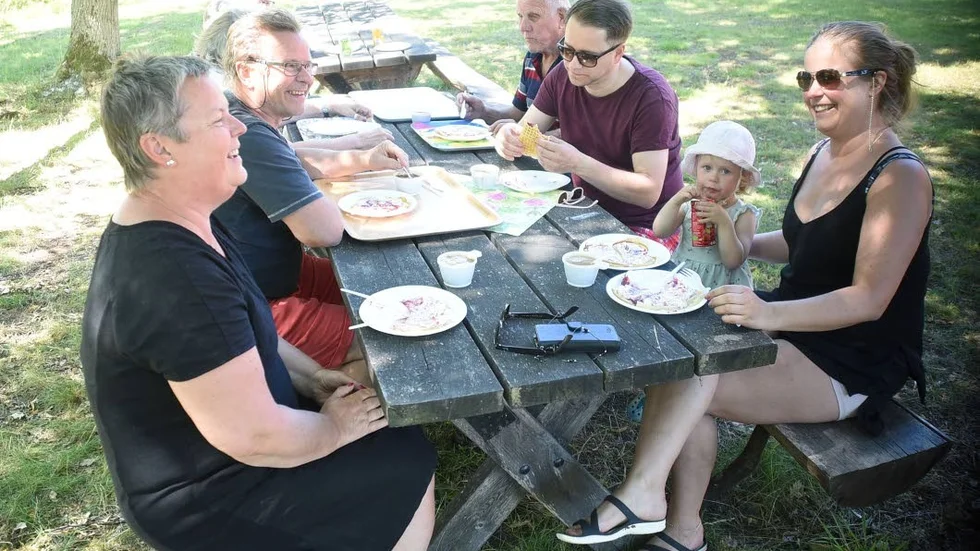 Lena och Sven-Åke Logg t.v. och Börje Sörensen, Oda och Evelina Logg t.h. var några av besökarna på våffelsöndagen i Lönneberga.