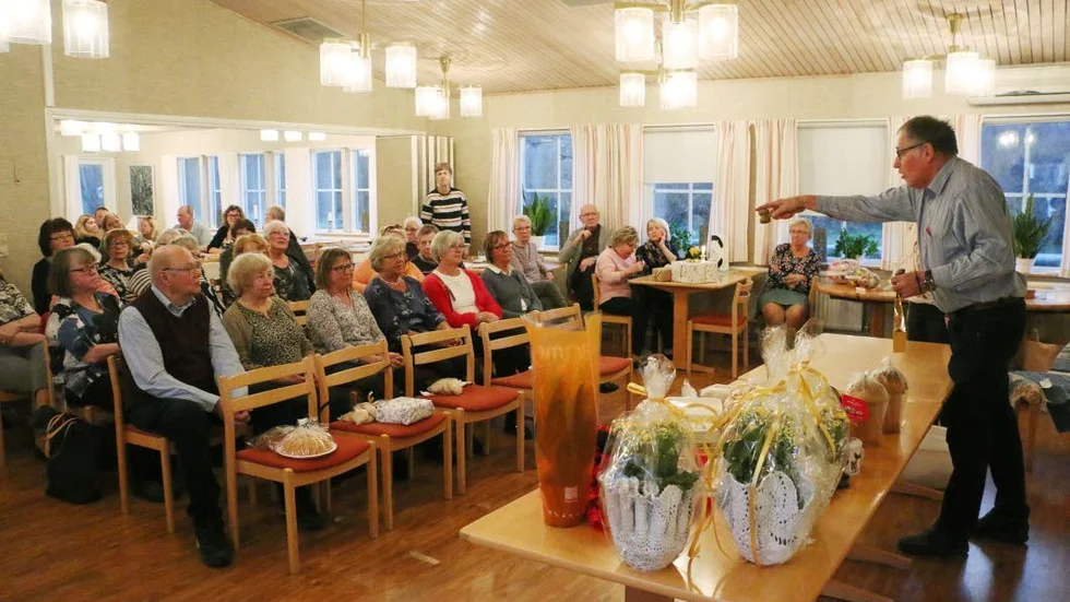 Auktionsroparen Claes-Göran Odengrund fick bra fart på köplusten vid missionsauktionen i församlingshemmet.