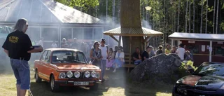 Bilar och dans på festplatsen