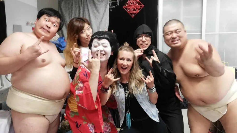Emmy Karlsson tillsamans med det vinnande bidraget från Japan.
