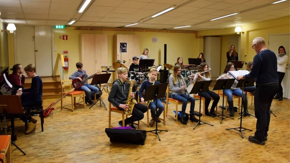 Kulturskolan i Kisa under ledning av Mathias Engå.