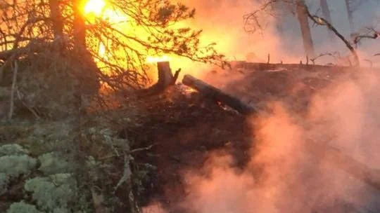 Johanna Penttinen som bor nära branden gjorde tillsammans med sin familj en stor insats under kvällen. Hon fångade också branden på bild.