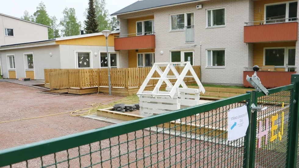 Alldeles nybyggt. Och alldeles tomt. Personalbristen inom förskolan är skriande och två avdelningar står tomma, medan rekryteringen pågår.