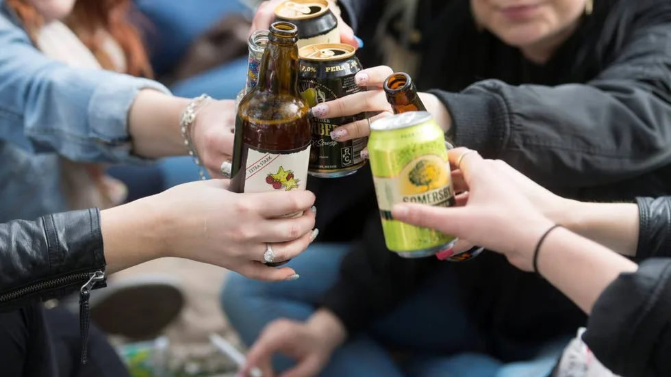 En undersökning som IQ genomfört bland 15-24-åringar visar att de under en vanlig vecka tar del av 280 olika reklamer eller budskap om alkohol i sociala medier och traditionella medier.
Det blir 13 440 olika reklambudskap om alkohol på ett år.