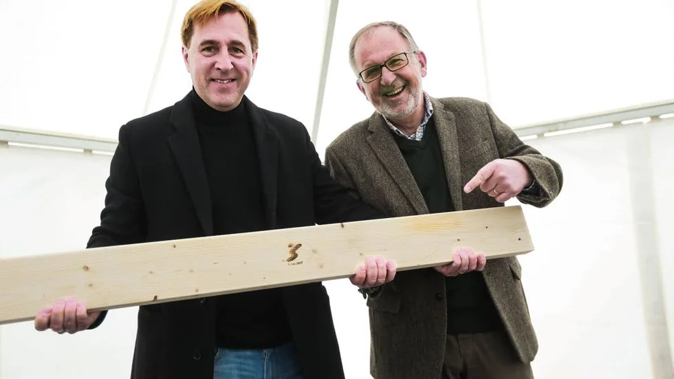 Brännmärkt. Stångåstadens vd Fredrik Törnqvist och ordförande Jan Österlind invigde kvarteret Alnen genom att bränna in Stångåstadens logotype.
