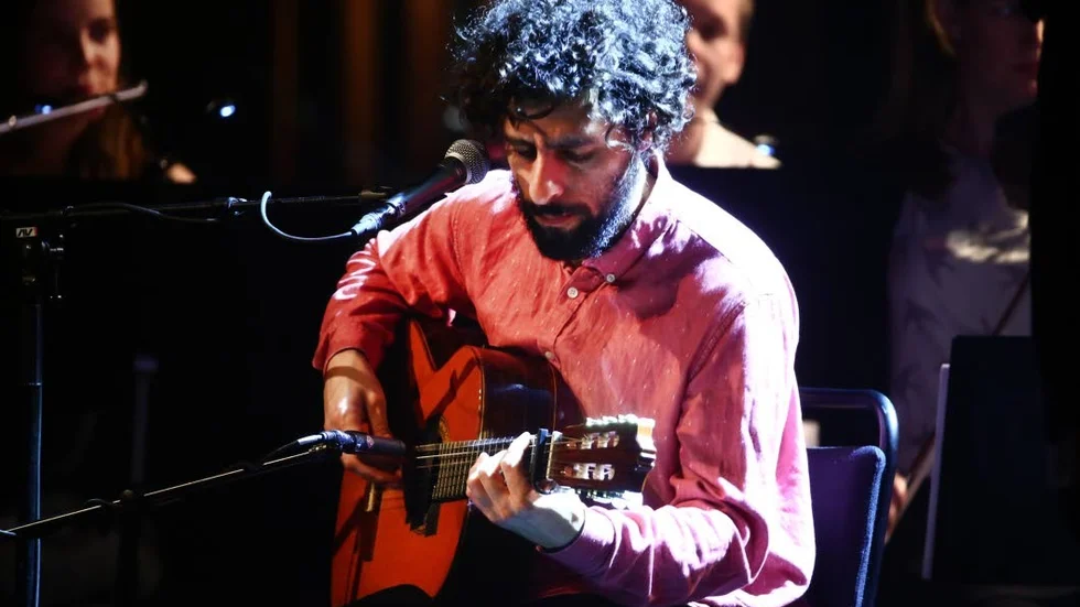 
José Gonzáles spelar på UKK 30 januari 2023.