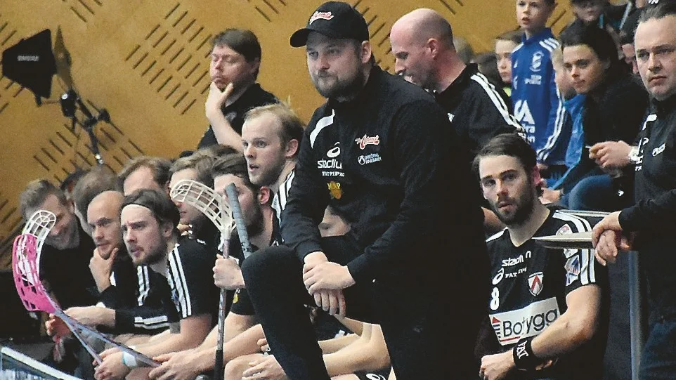 FRAMGÅNGSRIK TRÄNARE. Förra säsongen blev Vimmerbybördige Johan Astbrant utsedd till årets tränare, när han tog Linköping IBK till en historisk SM-final. Nu är han nära att göra om den bedriften. Om LIBK vinner kvällens hemmamatch mot Dalen är laget klart för en ny final. SM-finalen spelas den 16 april på Tele2 Arena i Stockholm. Foto: Magnus Strömsten