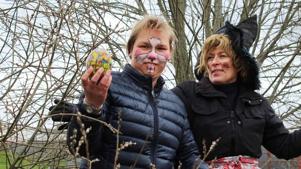 Hittat. Det gällde att hålla ögonen öppna för att hitta påskäggen längs vägen. Här har Lisa Rothman hittat ett med hjälp av Nina Tauberman.