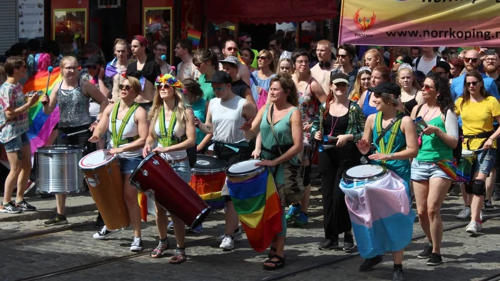 Här er vi en bild från East pride paraden ett tidigare år. Styrelsen oroas nu av nya frågor angående deras föreningsbidrag. Vill kommunledningen tysta Pride op grund av deras kritik mot M och SD? Det är frågan som ställs i dagens debattartikel? 