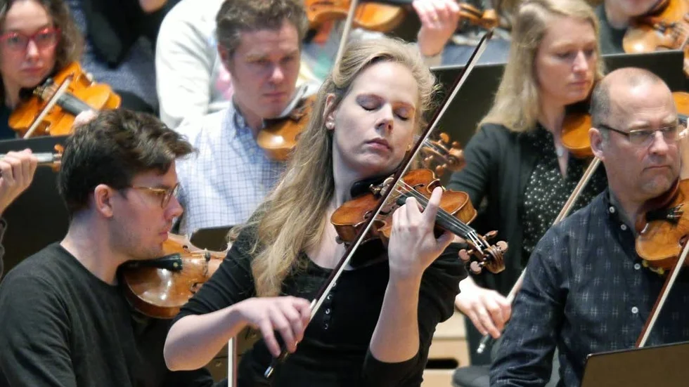 Violinisten Simone Lamsma i violinkonsert nr 1 av Sjostakovitj med Norrköpings symfoniorkester. Bilden från repetitionen.