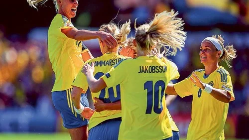 Sverige är klart för semifinal i Dam-EM efter att ha kört över Island med 4-0 på ett utsålt Örjans Vall i Halmstad. Foto: Scanpix