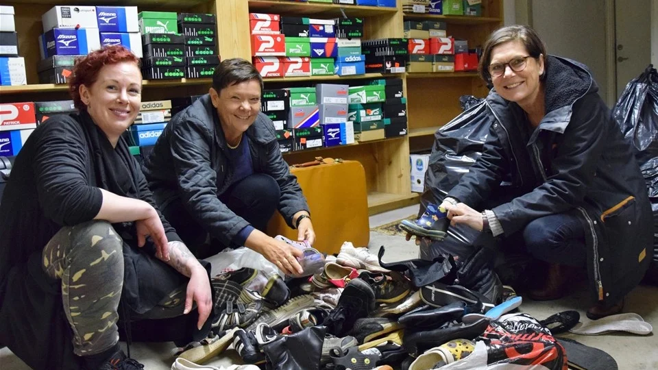 Sandra Sköld, Majlis Johansson och Karin Dahmen har bråda timmar inför resan till Kimilili, då så många skor som möjligt ska med till jiggerprojektet. Foto: Morgan Karlsson