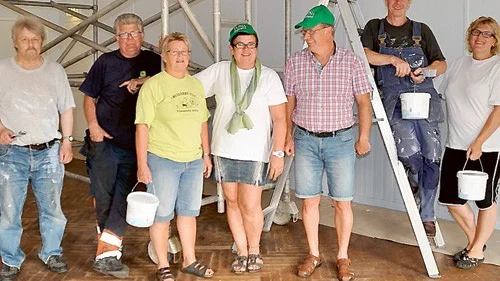 Gänget som målade i Tuna bygdegård härom kvällen, fr v Lennart Nilsson, Håkan Oscarsson, Kristina Pettersson, Mia Sethsson, Thomas Hjelm, Christer Tunfjärd och Karina Arvidsson. Arbetet har utförts av frivilliga krafter.