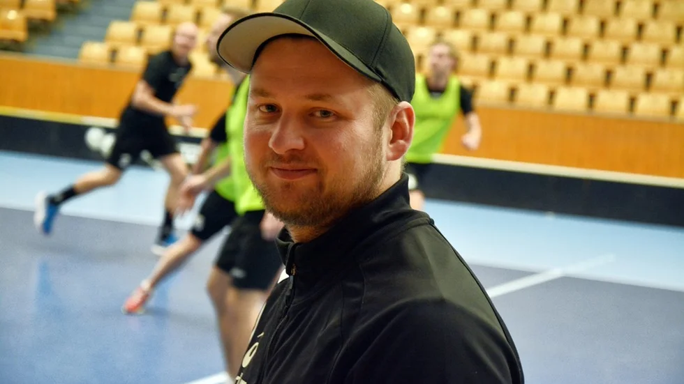 Vimmerbybördige Johan Astbrandt tar över ansvaret för Linköping Innebandys herrar när huvudtränaren får gå.