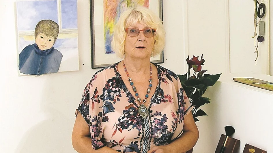 Karin Nordqvist Holmgren visar runt under hennes vernissage.