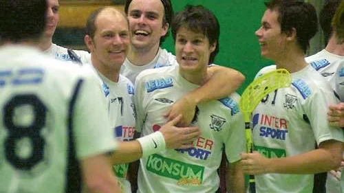 Mål och segerjubel. Jonas Friberg som gjorde två mål för VIBK i slutskedet mot Partille kramas om av bland annat tremålsskytten Mathias Lennström. Foto: Magnus Strömsten