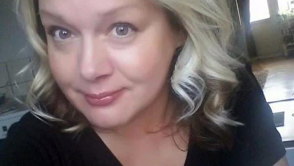Eva-Lena Eek, ursprungligen från Mörlunda men sedan några år Vimmerbybo, ger utlopp för sin kreativitet i fantasifulla tårtskapelser. Nu vill hon baka för hela Sverige... Foto: privat