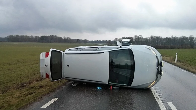 Bilen voltade nära Brunneby men föraren klarade sig oskadd.
