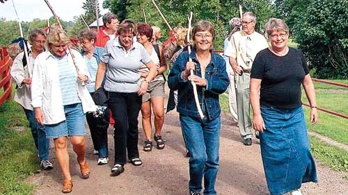 Karina Brånstrand, längst fram, guidar personalen på Emådalskolan rakt in i den Småländska skogen, längs den luffarstig som går mellan Tigerstad och Ryningsnäs.