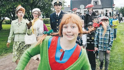 Nordiska Barnkulturfestivalen invigd. Pippi Långstrump var en av alla sagofigurer som var på plats i Källängsparken. 2013 är första året som festivalen anordnas i Vimmerby. Foto: Janne Strömsten