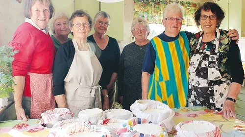 Damerna som stod för hantverket var Siri Johansson, Gunvor Svensson, Astrid Andersson, Inger Gustavsson, Anne-Marie Svensson, Marianne Degerman och Marianne Olofsson.