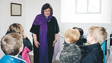 Ylva Nilsson hälsade barnen välkomna vid ingången och var sedan elevernas guide genom spelet om Jesus sista dagar.