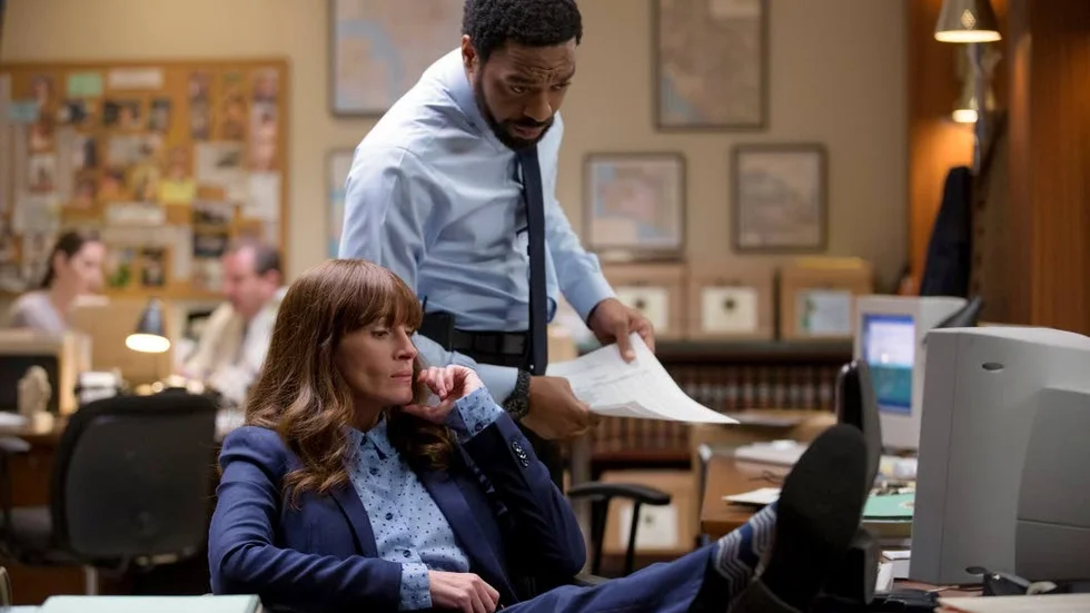 Jess (Julia Roberts) och Ray (Chiwetel Ejiofor) spelar huvudrollerna i "Secret in their eyes", en amerikansk nyinspelning av den argentinska Oscarvinnaren "Hemligheten i deras ögon".