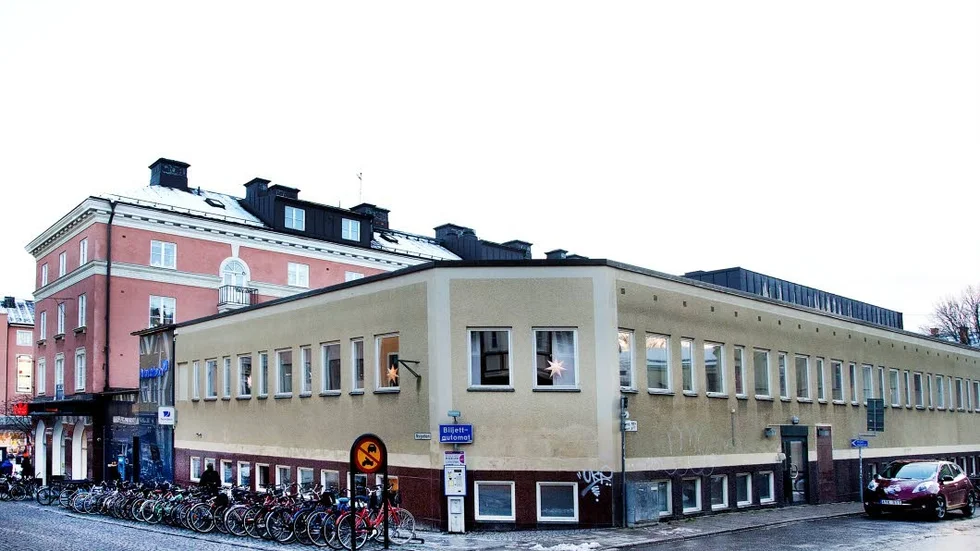 Högre. Här vill fastighetsägaren bygga ett högt hus med butiker och lägenheter.