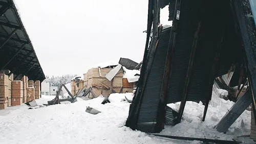 Det stora trycket från snön gjorde att tre äldre virkesmagasin rasade samman som korthus på sågverksområdet.