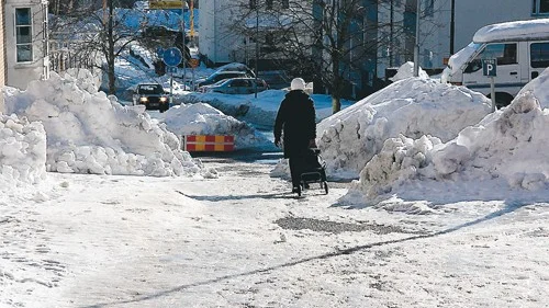 Stora mängder is ligger över vägar och gångbanor vilket skapar blixthalka.