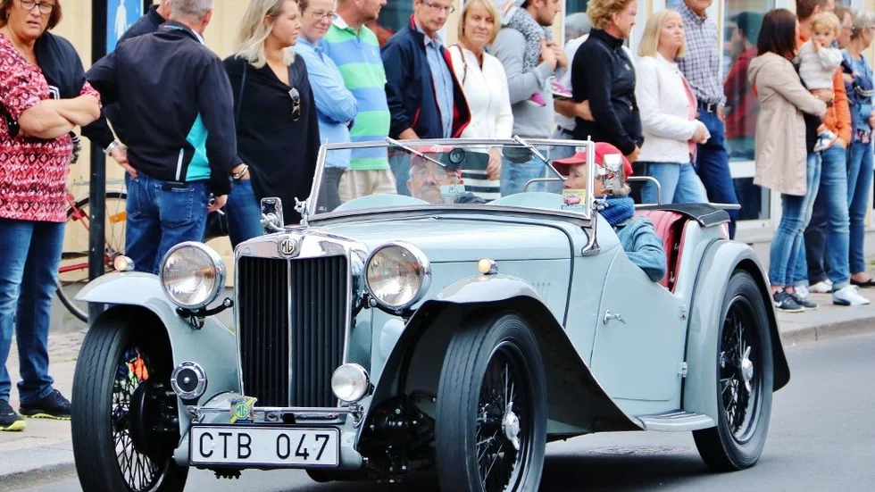 Även om det var många olika bilar som deltog under helgen, så var årets tema äldre årsmodeller från 1930-1960-tal. Här ses en av dem.
