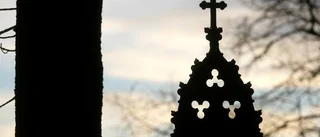 Kvinna bestals vid griftegården