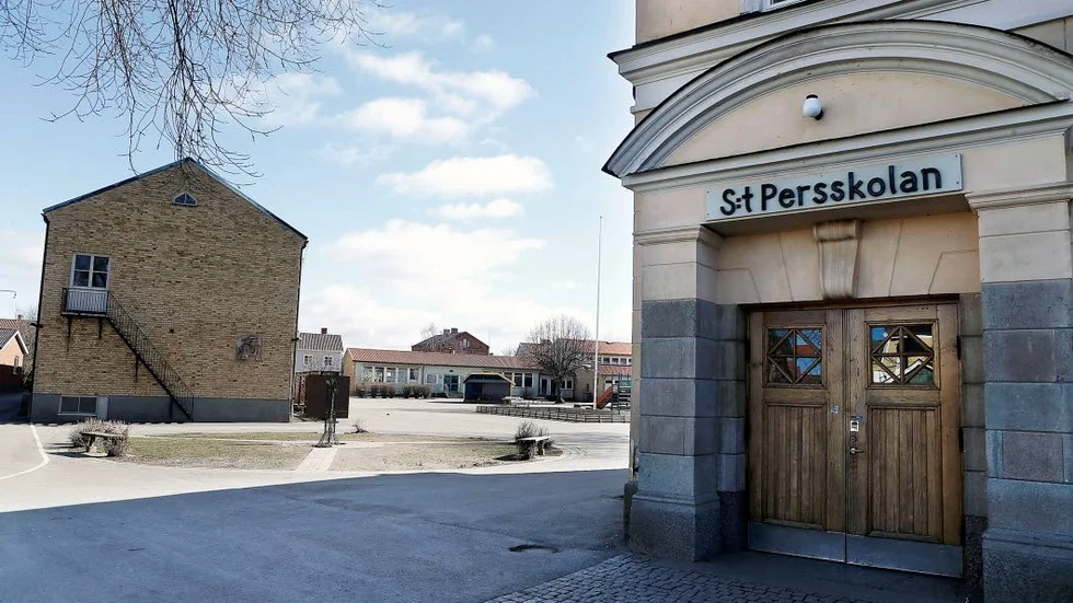 Ett bråk utanför Sankt Persskolan i Vadstena har lett till friande dom för den misstänkte gärningsmannen.