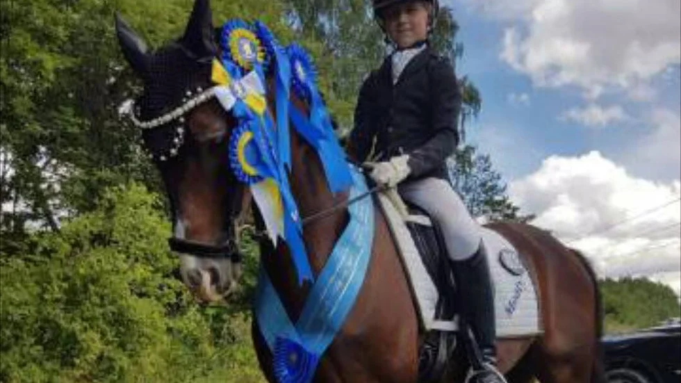På sin vackre hingst Monty fick Tindra Holmertz allt att stämma i dressyrmeetinget.